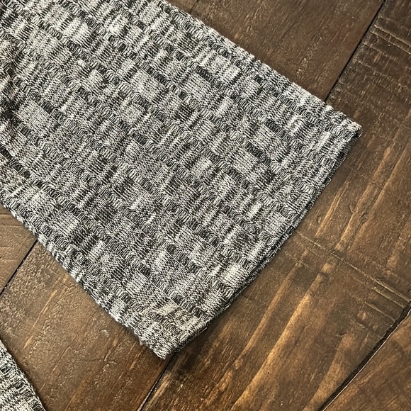 Chenault Women’s Medium sweater - Picture 7 of 11